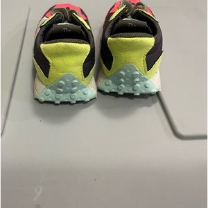 The size is a 6 the shoe has lots of colors in it also it’s a girl shoe